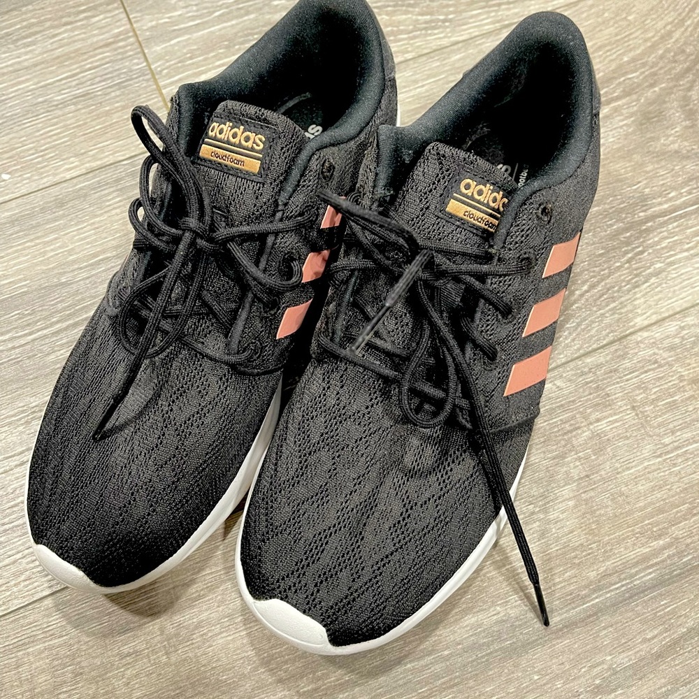 Adidas Size 7 gym shoes